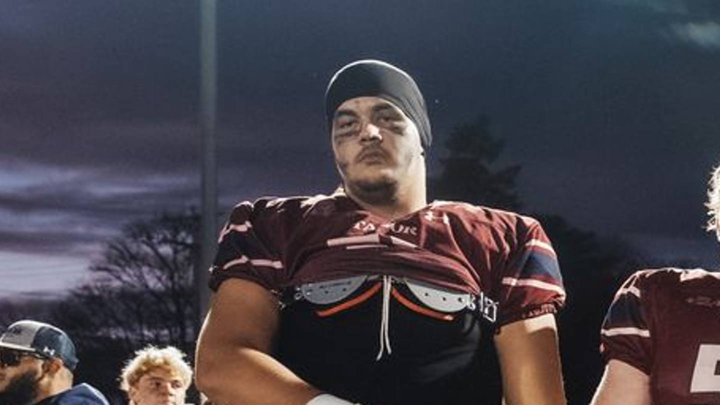 2027 offensive lineman Botond Varga announces comm