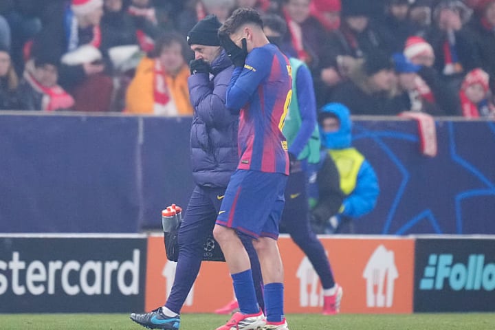 เปดรีออกจากสนามหลังจากการบาดเจ็บ