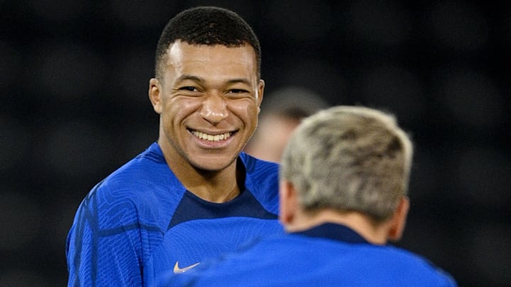 Les fans français font le show au Qatar. Les fans français font le show au Qatar.