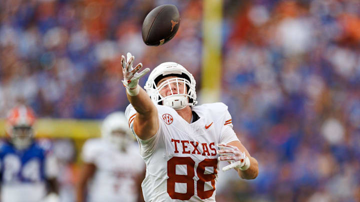 Texas Longhorns tight end Jack Endries (88) attempts to make a catch against the Florida Gators during the second half at Ben Hill Griffin Stadium. 