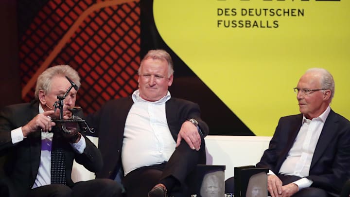 Andreas Brehme mit Sepp Maier (l.) und Franz Beckenbauer (r.)