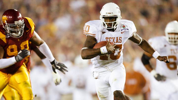 Texas Longhorns quarterback Vince Young (10)