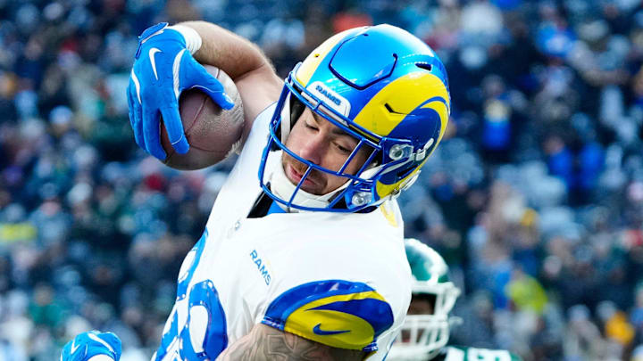 Los Angeles Rams tight end Tyler Higbee (89) scores a touchdown in the fourth quarter, despite the defense of New York Jets linebacker Quincy Williams (56), Sunday, December 22, 2024, in East Rutherford.