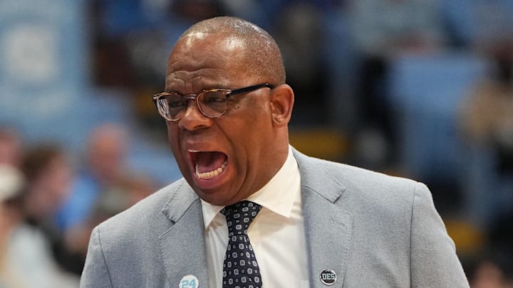 Dec 30, 2025; Chapel Hill, North Carolina, USA; North Carolina Tar Heels head coach Hubert Davis reacts in the first half at Dean E. Smith Center. Mandatory Credit: Bob Donnan-Imagn Images Dec 30, 2025; Chapel Hill, North Carolina, USA; North Carolina Tar Heels head coach Hubert Davis reacts in the first half at Dean E. Smith Center. Mandatory Credit: Bob Donnan-Imagn Images