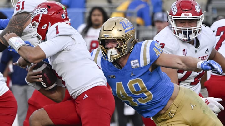 UCLA Bruins linebacker Carson Schwesinger (49).