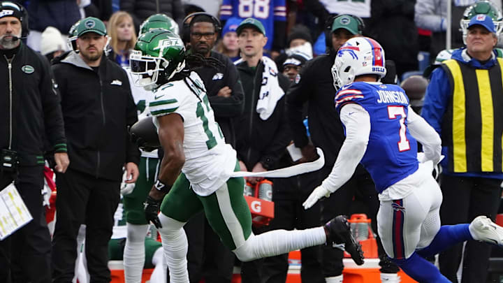 Dec 29, 2024; Orchard Park, New York, USA; New York Jets wide receiver Davante Adams (17) runs with the ball against Buffalo Bills.
