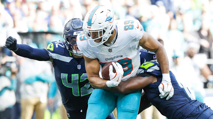 Sep 22, 2024; Seattle, Washington, USA; Miami Dolphins tight end Julian Hill (89) runs for yards after the catch against the Seattle Seahawks during the fourth quarter at Lumen Field. Sep 22, 2024; Seattle, Washington, USA; Miami Dolphins tight end Julian Hill (89) runs for yards after the catch against the Seattle Seahawks during the fourth quarter at Lumen Field.