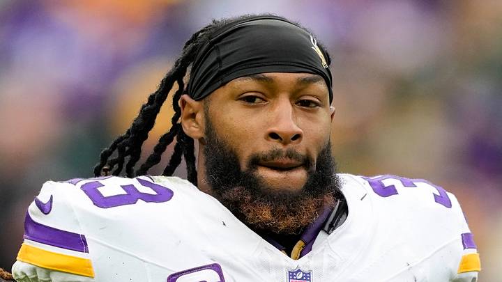 Minnesota Vikings running back Aaron Jones Sr. (33) carries the ball