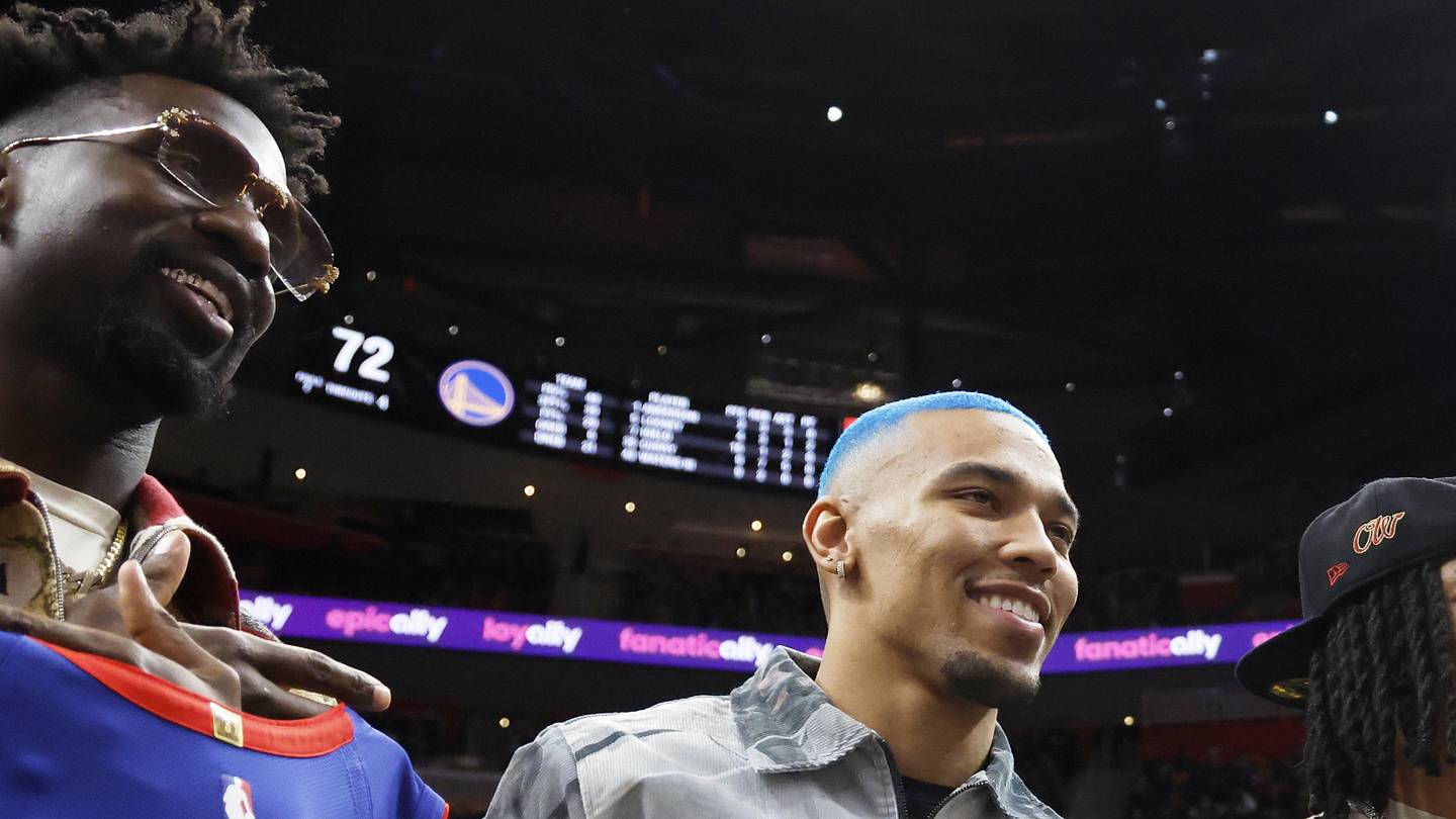 Lions RB Jahmyr Gibbs Is In Background of Viral Detroit Pistons Photo