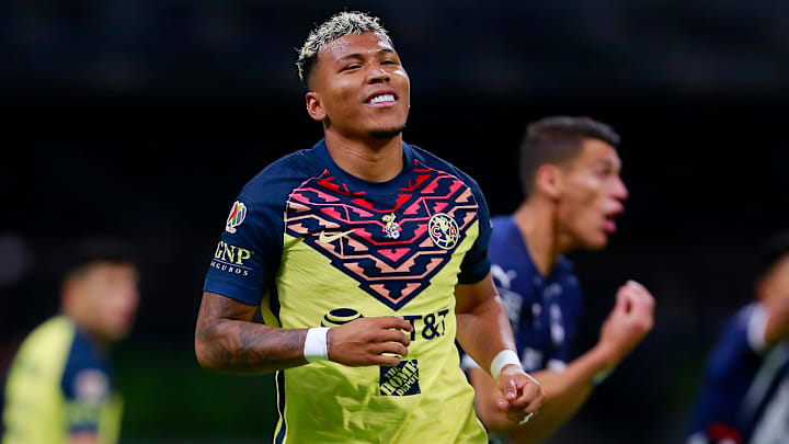 El colombiano Roger Martínez dejó ir el triunfo del América al desperdiciar un penal.