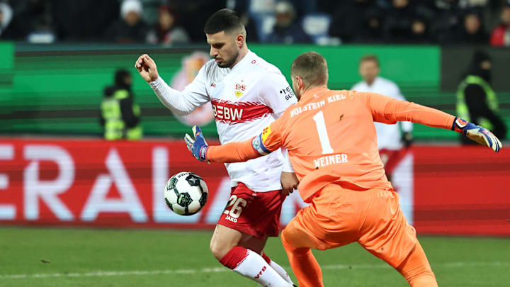 Deniz Undav im direkten Duell mit Kiel-Keeper Timon Weiner