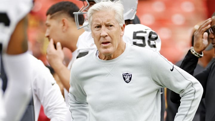 Sep 21, 2025; Landover, Maryland, USA; The Las Vegas Raiders head coach Pete Carroll huddles with the team before the game against the Washington Commanders at Northwest Stadium. Mandatory Credit: Amber Searls-Imagn Images Sep 21, 2025; Landover, Maryland, USA; The Las Vegas Raiders head coach Pete Carroll huddles with the team before the game against the Washington Commanders at Northwest Stadium. Mandatory Credit: Amber Searls-Imagn Images