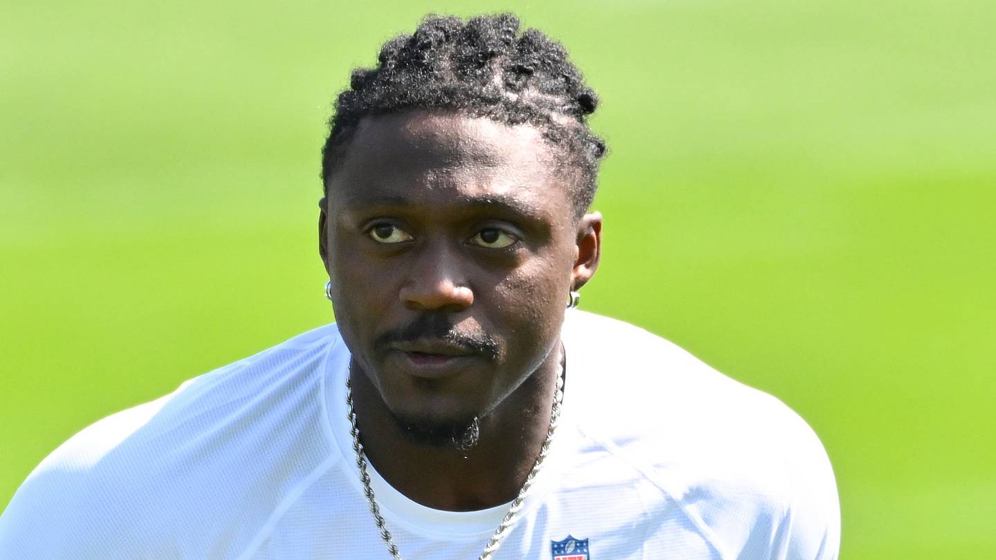 A.J. Brown sends Patriots fans into a panic after suffering an injury at practice