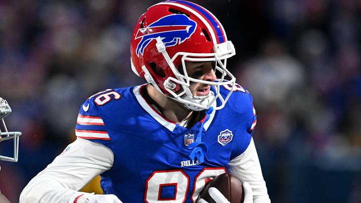 Buffalo Bills tight end Dalton Kincaid makes a catch defended against the New York Jets.