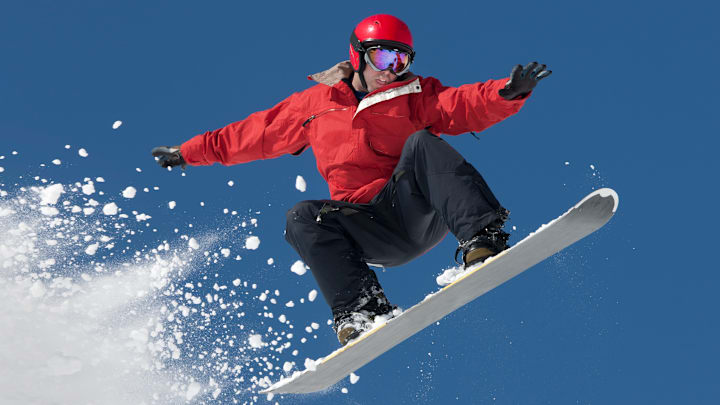 Baggy gear in action: freedom of movement meets bold snowboarding style.
