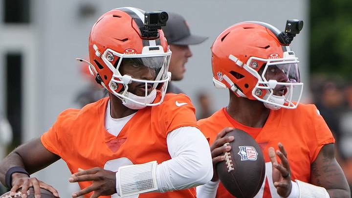 Cleveland Browns quarterbacks Shedeur Sanders and Deshaun Watson 