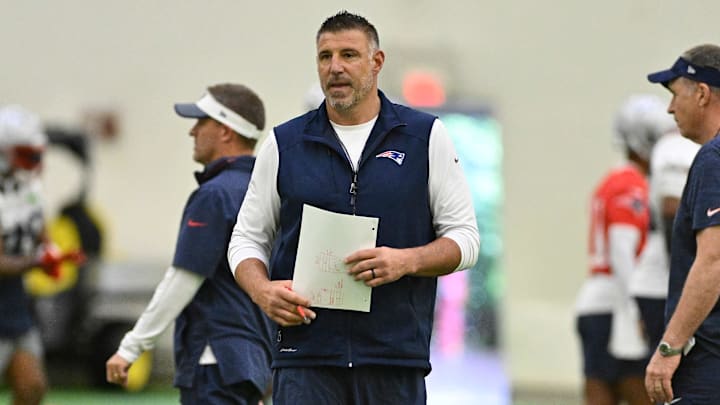 Jun 10, 2025; Foxborough, MA, USA; New England Patriots head coach Mike Vrabel watches over practice during minicamp held in the WIN Field House at Gillette Stadium. Mandatory Credit: Eric Canha-Imagn Images Jun 10, 2025; Foxborough, MA, USA; New England Patriots head coach Mike Vrabel watches over practice during minicamp held in the WIN Field House at Gillette Stadium. Mandatory Credit: Eric Canha-Imagn Images