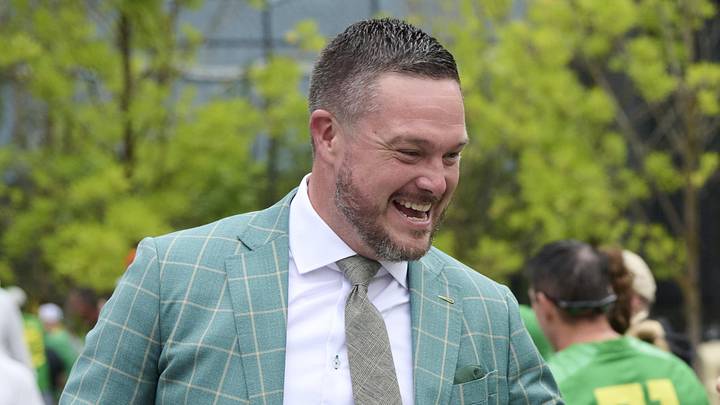 Sep 6, 2025; Eugene, Oregon, USA; Oregon Ducks head coach Dan Lanning greets fans before a game against the Oklahoma State Cowboys at Autzen Stadium. Mandatory Credit: Troy Wayrynen-Imagn Images Sep 6, 2025; Eugene, Oregon, USA; Oregon Ducks head coach Dan Lanning greets fans before a game against the Oklahoma State Cowboys at Autzen Stadium. Mandatory Credit: Troy Wayrynen-Imagn Images