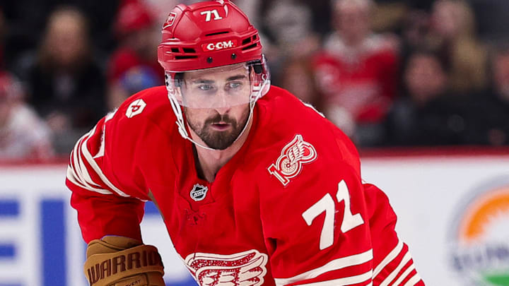 Chicago Blackhawks v Detroit Red Wings