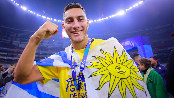 El zaguero charrúa Sebastián Cáceres podría convertirse en refuerzo del Fulham de Inglaterra o del Napoli de Italia.