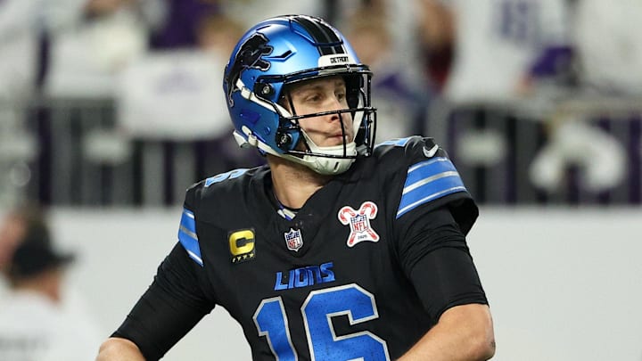 Detroit Lions quarterback Jared Goff (16) passes the ball against the Minnesota Vikings in the second quarter 
