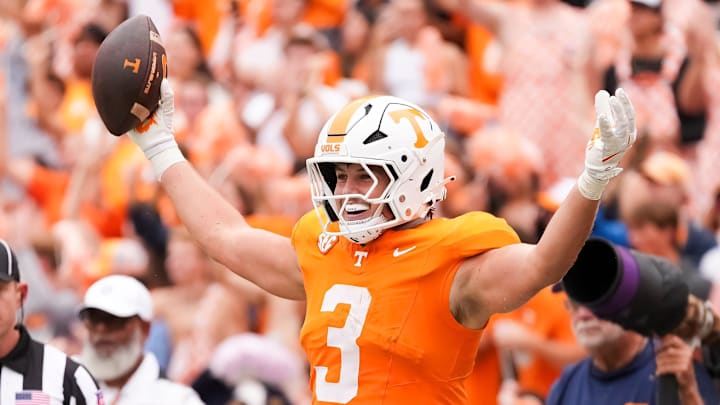 Tennessee tight end Jack Van Dorselaer (3) celebrates a touchdown during Tennessee's home opener against ETSU at Neyland Stadium in Knoxville, Tenn., on Sept. 6, 2025.