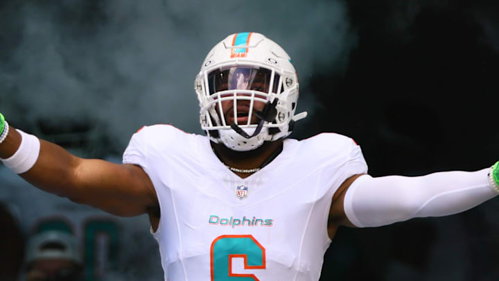 Miami Dolphins linebacker Anthony Walker Jr. (6) runs onto the field before the game against the Jacksonville Jaguars 