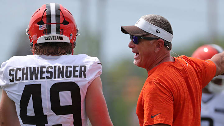 Cleveland Browns defensive coordinator Jim Schwartz has a word with linebacker Carson Schwesinger (49) during NFL training camp at CrossCountry Mortgage Campus, Friday, July 25, 2025, in Berea, Ohio.