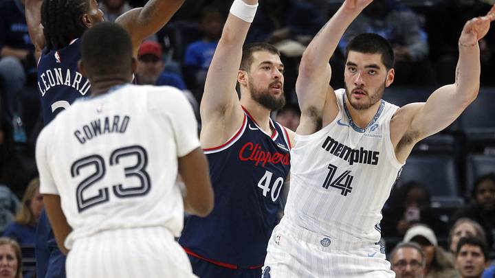 Dec 5, 2025; Memphis, Tennessee, USA; Memphis Grizzlies center Zach Edey (14) passes the ball to forward Cedric Coward (23) as Los Angeles Clippers center Ivica Zubac (40) defends during the third quarter at FedExForum. Mandatory Credit: Petre Thomas-Imagn Images Dec 5, 2025; Memphis, Tennessee, USA; Memphis Grizzlies center Zach Edey (14) passes the ball to forward Cedric Coward (23) as Los Angeles Clippers center Ivica Zubac (40) defends during the third quarter at FedExForum. Mandatory Credit: Petre Thomas-Imagn Images