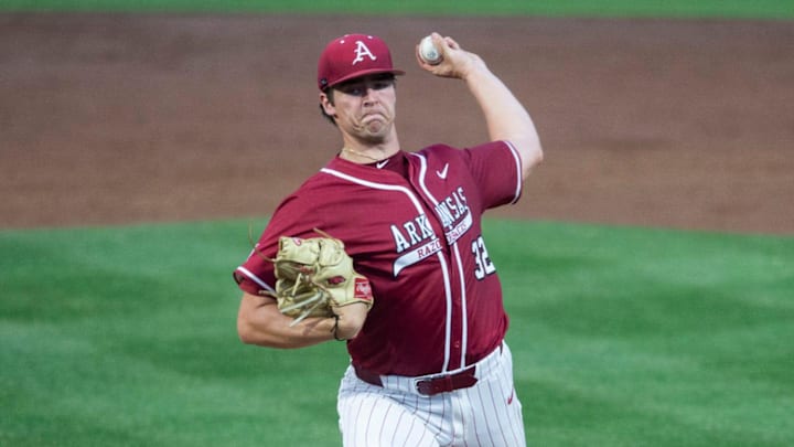 Arkansas Razorbacks' Hunter Dietz (32) pitches Arkansas Razorbacks' Hunter Dietz (32) pitches