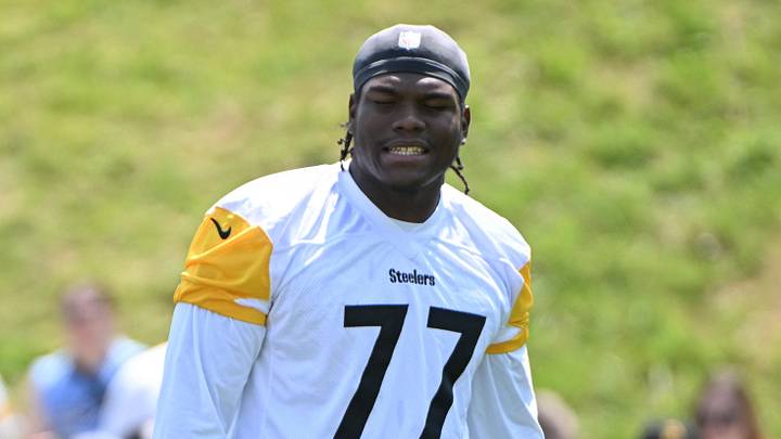 Jul 25, 2025; Pittsburgh, PA, USA; Pittsburgh Steelers offensive tackle Troy Fautanu (76) and offensive tackle Broderick Jones (77) participate in drills during training camp at Saint Vincent College. Mandatory Credit: Barry Reeger-Imagn Images Jul 25, 2025; Pittsburgh, PA, USA; Pittsburgh Steelers offensive tackle Troy Fautanu (76) and offensive tackle Broderick Jones (77) participate in drills during training camp at Saint Vincent College. Mandatory Credit: Barry Reeger-Imagn Images