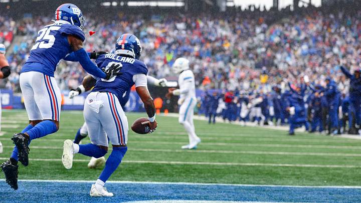 Sep 27, 2026; East Rutherford, New Jersey, USA; New York Giants safety Jevon Holland (8) celebrates with teammates after an interception in the end zone during the fourth quarter against the Tennessee Titans at MetLife Stadium. Mandatory Credit: Vincent Carchietta-Imagn Images Sep 27, 2026; East Rutherford, New Jersey, USA; New York Giants safety Jevon Holland (8) celebrates with teammates after an interception in the end zone during the fourth quarter against the Tennessee Titans at MetLife Stadium. Mandatory Credit: Vincent Carchietta-Imagn Images