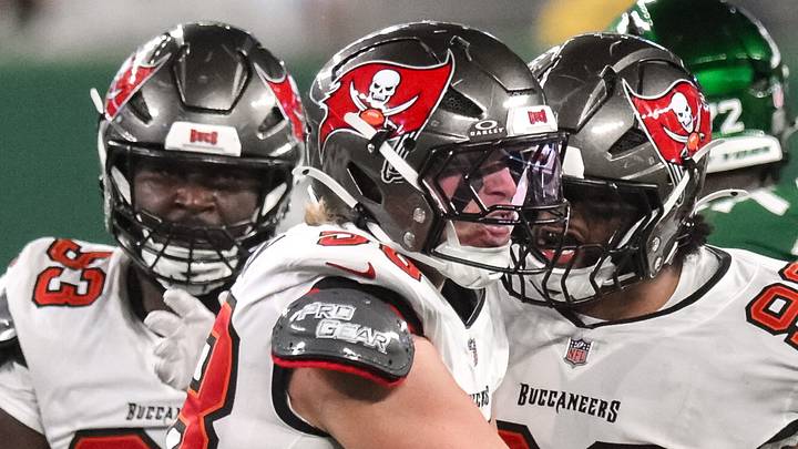 Aug 14, 2026; East Rutherford, New Jersey, USA; Tampa Bay Buccaneers linebacker Jack Pyburn (58) celebrates with teammates after a sack against the New York Jets during the second half at MetLife Stadium. Mandatory Credit: John Jones-Imagn Images Aug 14, 2026; East Rutherford, New Jersey, USA; Tampa Bay Buccaneers linebacker Jack Pyburn (58) celebrates with teammates after a sack against the New York Jets during the second half at MetLife Stadium. Mandatory Credit: John Jones-Imagn Images