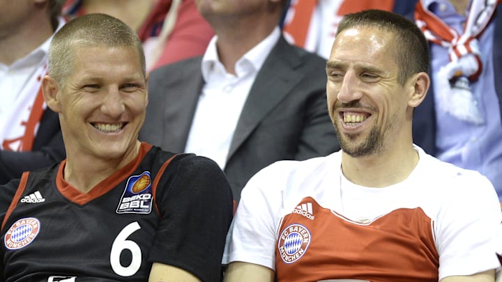 Die beiden früheren FCB-Profis Franck Ribery (rechts) und Bastian Schweinsteiger (links) beim Besuch eines Spiels der Basketballabteilung.