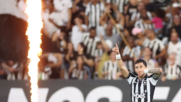 Com gol de Alex Telles, Botafogo vence a Chapecoense e larga bem na Copa do Brasil