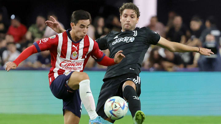 Sebastián Pérez Bouquet (Chivas) y Manuel Locatelli (Juventus) disputan el esférico.