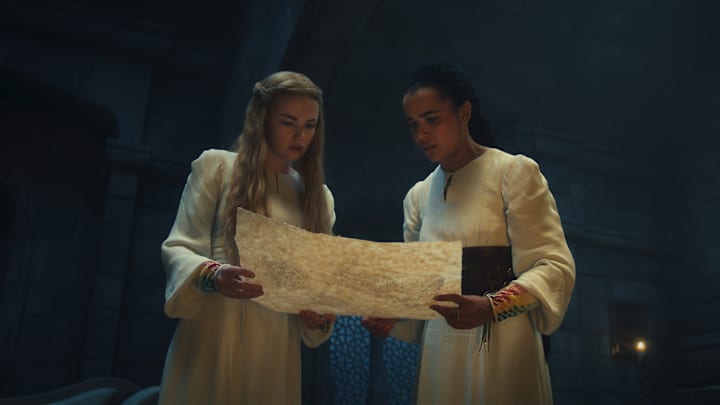 Ceara Coveney (Elayne Trakand), Zoë Robins (Nynaeve al’Meara) in The Wheel of Time season 3.