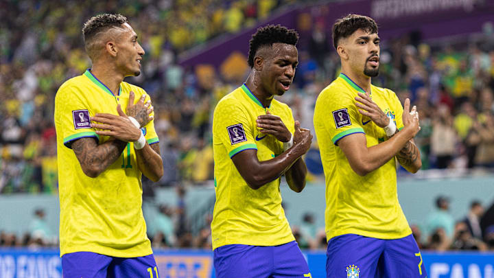 Raphinha e Vinícius Jr serão titulares