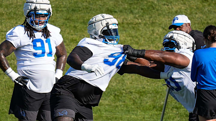 Detroit Lions defensive tackle DJ Reader (98), left, practices with defensive tackle Chris Smith (90) 