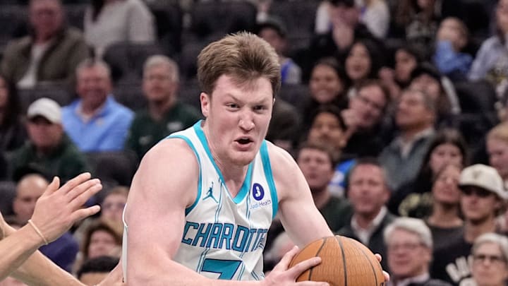 Nov 14, 2025; Milwaukee, Wisconsin, USA; Charlotte Hornets guard Kon Knueppel (7) drives towards the basket against Milwaukee Bucks guard AJ Green (20) during the first quarter at Fiserv Forum. Mandatory Credit: Jeff Hanisch-Imagn Images Nov 14, 2025; Milwaukee, Wisconsin, USA; Charlotte Hornets guard Kon Knueppel (7) drives towards the basket against Milwaukee Bucks guard AJ Green (20) during the first quarter at Fiserv Forum. Mandatory Credit: Jeff Hanisch-Imagn Images