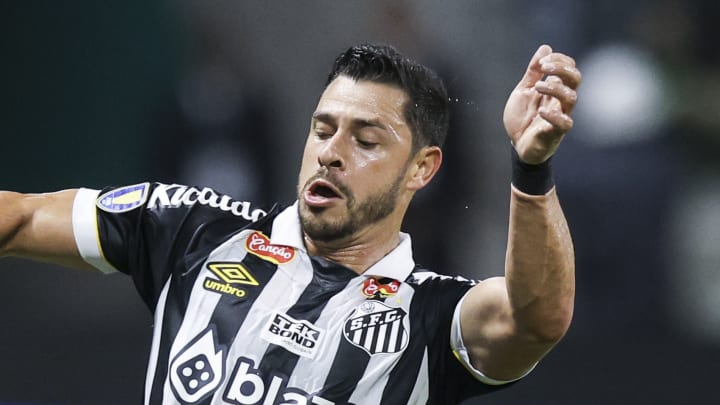 Meio-campista foi contratado nesta temporada