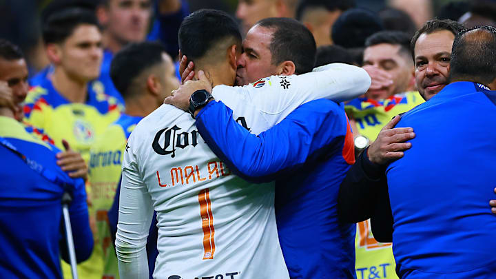 Luis Malagón es felicitado por el técnico brasileño André Jardine.
