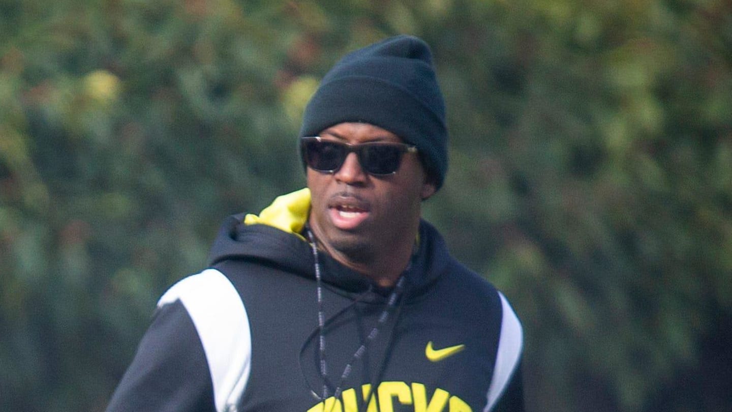 Oregon’s Chris Hampton Pays Visit to Elite Two-Way Recruit