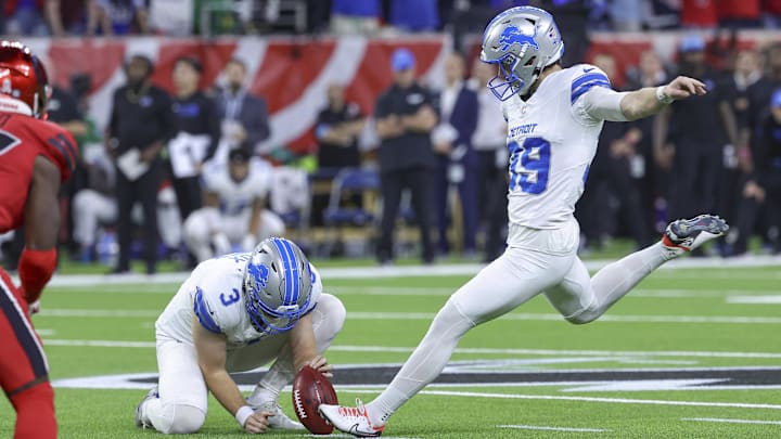 Detroit Lions place kicker Jake Bates (39) kicks a field goal with time expiring Detroit Lions place kicker Jake Bates (39) kicks a field goal with time expiring