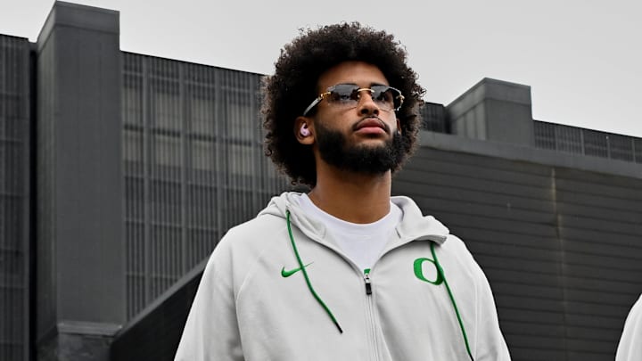 Oct 11, 2025; Eugene, Oregon, USA; Oregon Ducks quarterback Dante Moore (5) arrives with his teammates before the game against the Indiana Hoosiers at Autzen Stadium. Mandatory Credit: Troy Wayrynen-Imagn Images Oct 11, 2025; Eugene, Oregon, USA; Oregon Ducks quarterback Dante Moore (5) arrives with his teammates before the game against the Indiana Hoosiers at Autzen Stadium. Mandatory Credit: Troy Wayrynen-Imagn Images