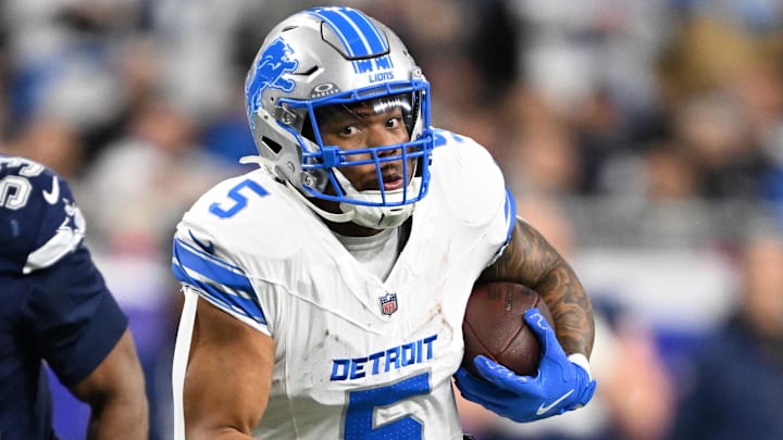 Detroit Lions running back David Montgomery (5) runs against Dallas Cowboys cornerback Shavon Revel Jr. (34)
