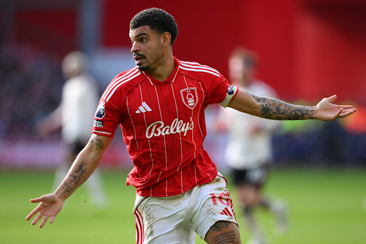 มอร์แกน กิบส์-ไวท์ ฉลองด้วยการกางแขนออกกว้าง มอร์แกน กิบส์-ไวท์ ฉลองด้วยการกางแขนออกกว้าง