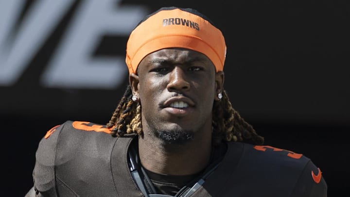 Cleveland Browns wide receiver Jerry Jeudy runs onto the field during player introductions.