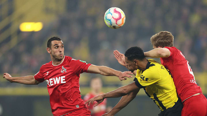 Sébastien Haller im Kopfballduell mit Timo Hübers. Sébastien Haller im Kopfballduell mit Timo Hübers.