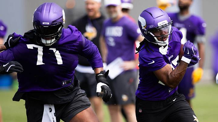 Christian Darrisaw and Jordan Mason at Vikings OTAs 